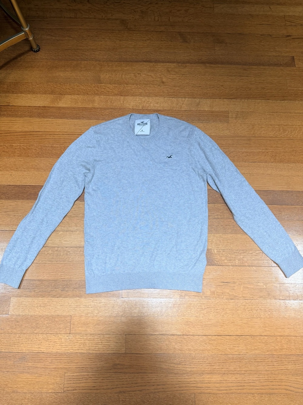 Hollister Men’s Heather Light Gray Crewneck Sweater